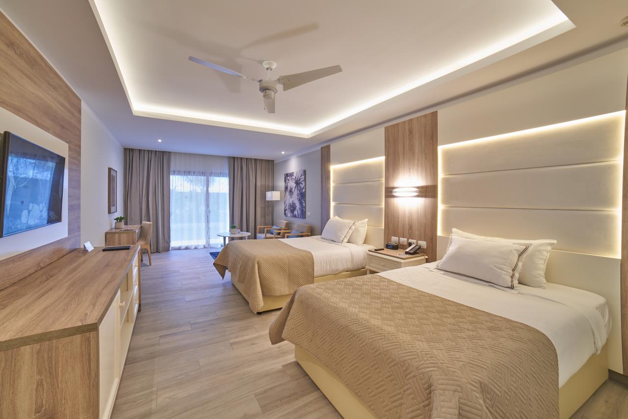 Junior Suite Deluxe Swim Up (2 Adults)